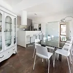 Agora فيلة
