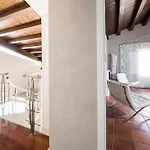 Agora فيلة