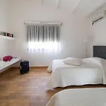 Agora فيلة