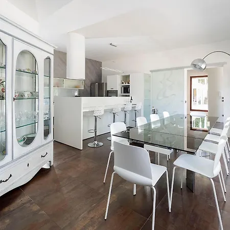 Agora Villa